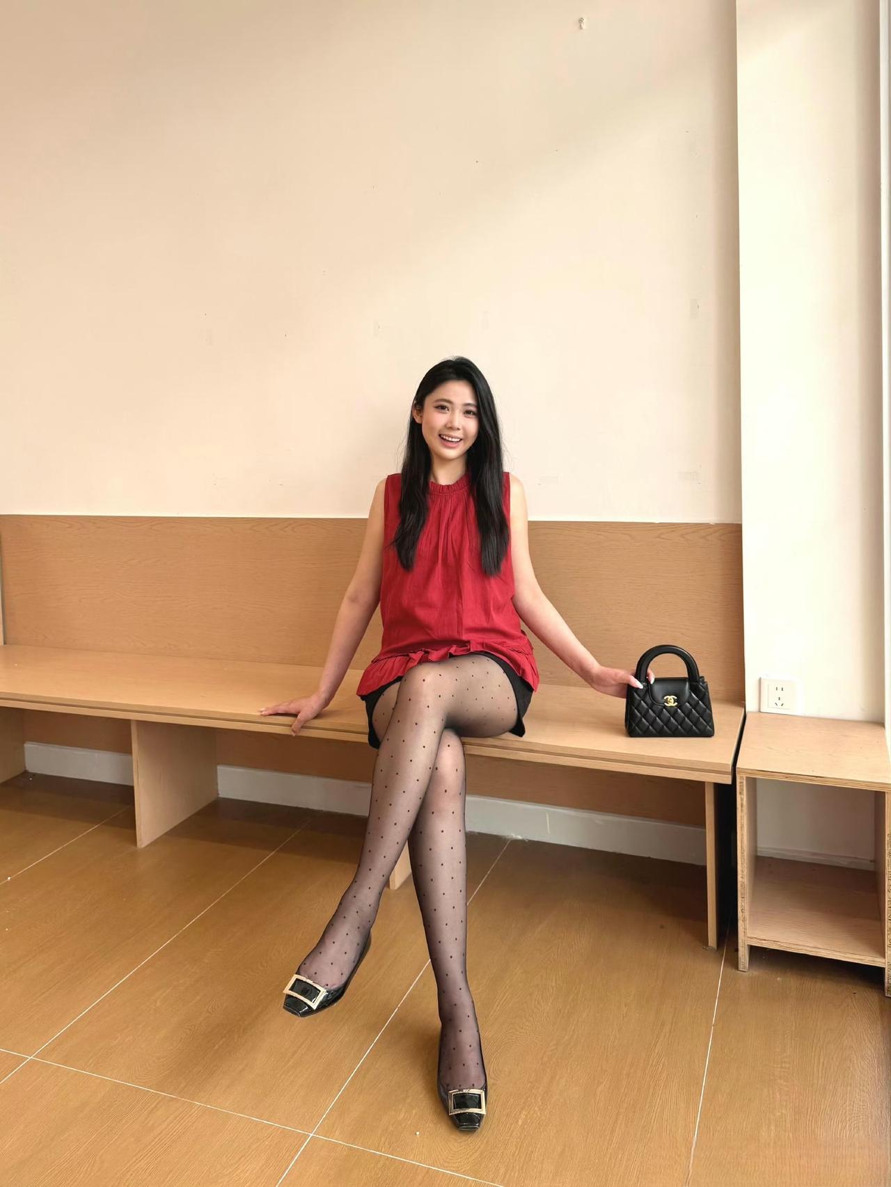 这套是“明艳甜酷风”穿搭，亮色+细节单品活力感拉满：-上衣选了酒红无袖荷