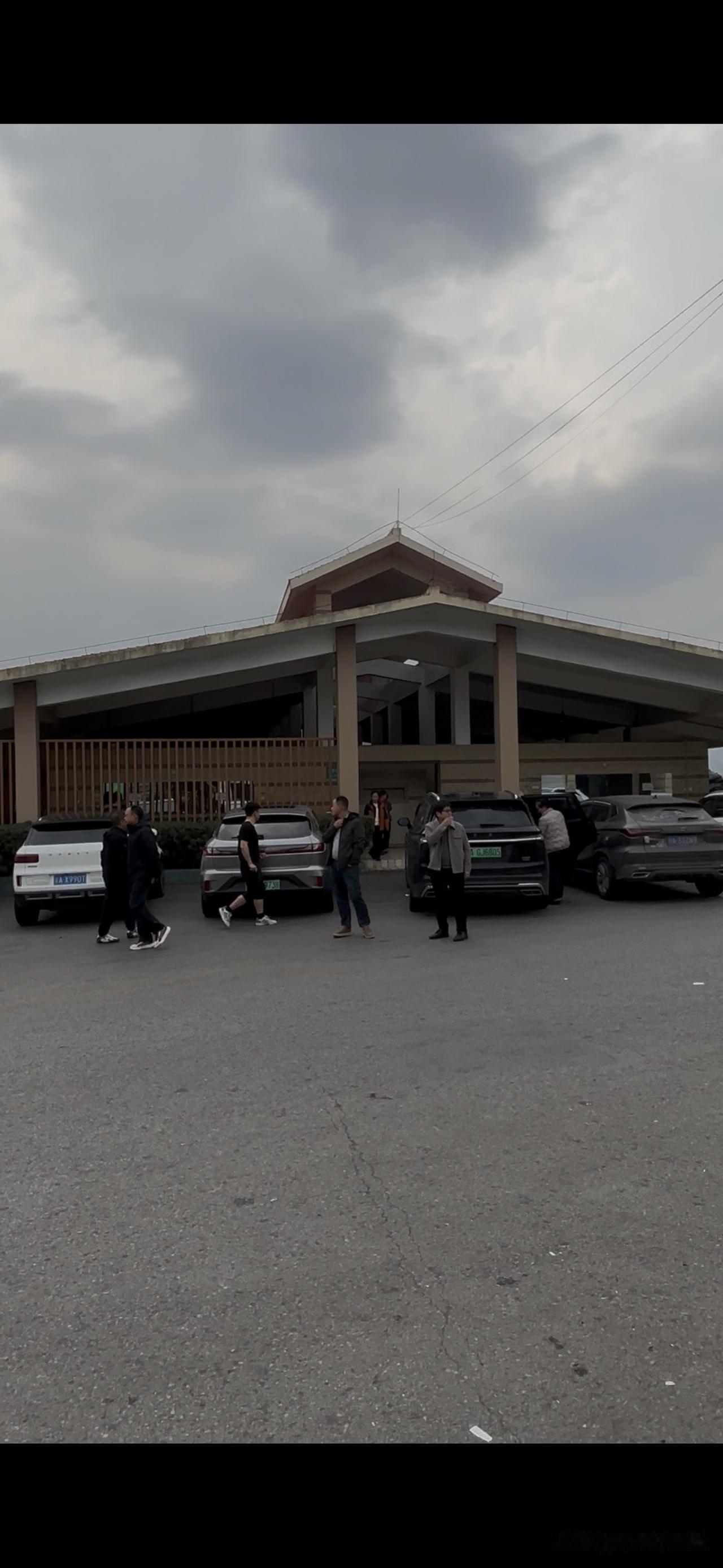 四川高速居然可以直接进入厕所……初7从巫山出发重庆，一直担心很堵车，加上朋友初