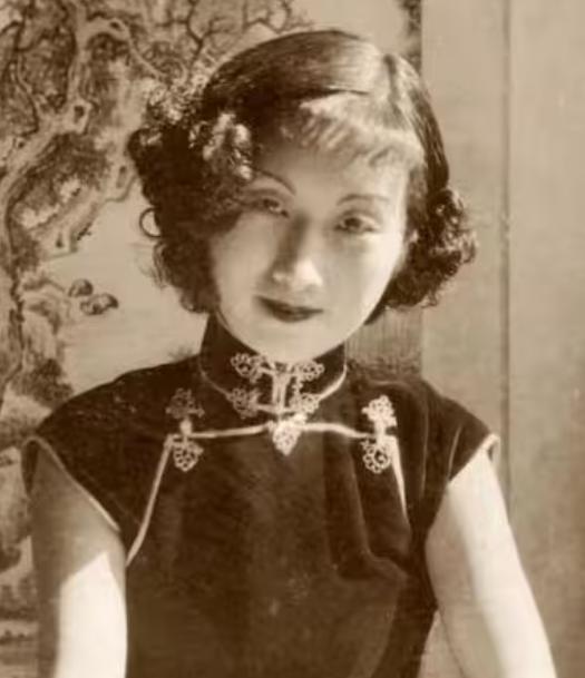 1927年，上海三大美女之一的国画家周炼霞结婚，婚后十分幸福，不料有一天丈夫出差