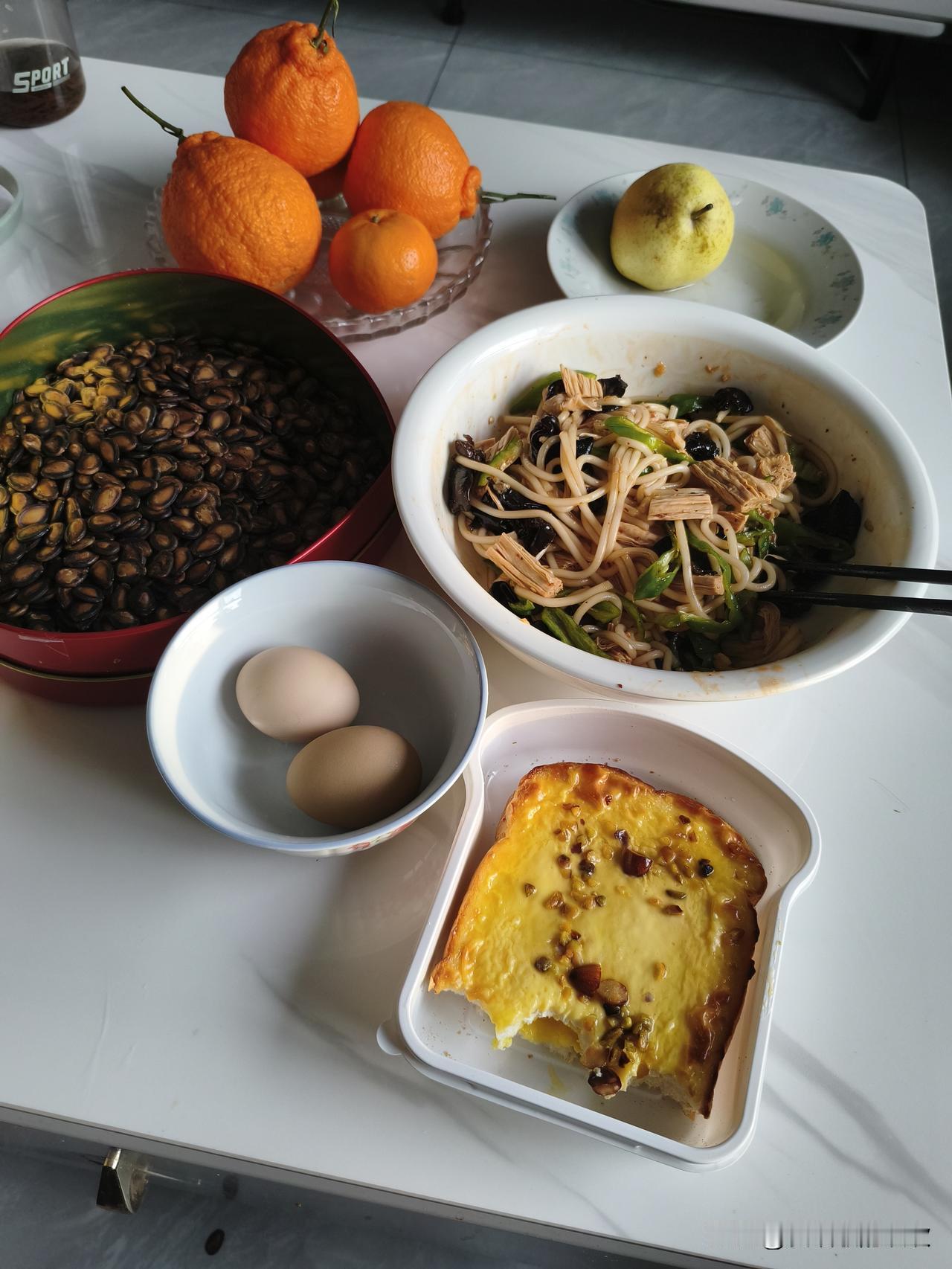 我是乌鲁木齐人，73年属牛的，今年53岁。最近，我馋凉皮子馋得厉害。就像是怀