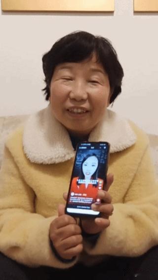 当今，返老还童的典范是河南驻马店的大娘，由六旬的半老徐娘，经六年的岁月洗礼，一跃
