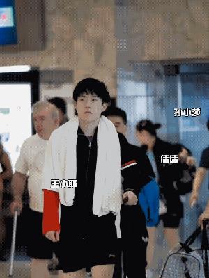 一觉醒来在美国拉斯维加斯的国乒队员们，莎莎和楚钦都下训啦！在国外的两小只距离真