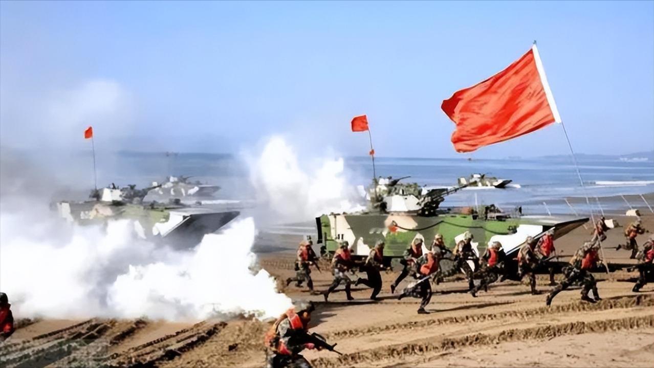 软硬两手！黄岩岛大练兵，中国格局真的太稳了！近日，南部战区联合海警在黄岩岛周