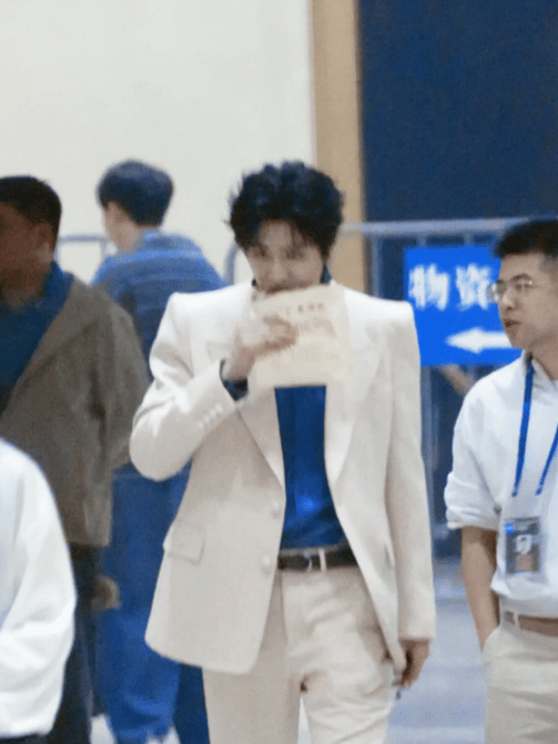 忙到这个点还没吃上饭～刘宇宁，吃了么？[滑稽笑][滑稽笑][滑稽笑]（cr