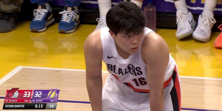 杨瀚森打湖人队真的是一场史诗级别的灾难型表现，上场几分钟被湖人队的中锋艾顿挑着打