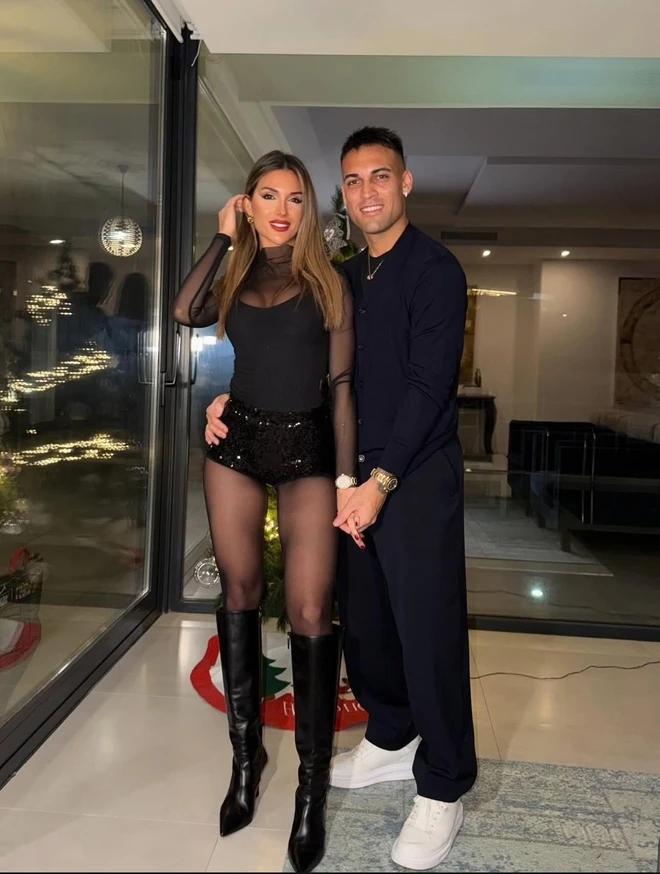 劳塔罗圣诞秀恩爱却翻车？妻子火辣装扮惹争议近日，国际米兰前锋劳塔罗·马丁内斯