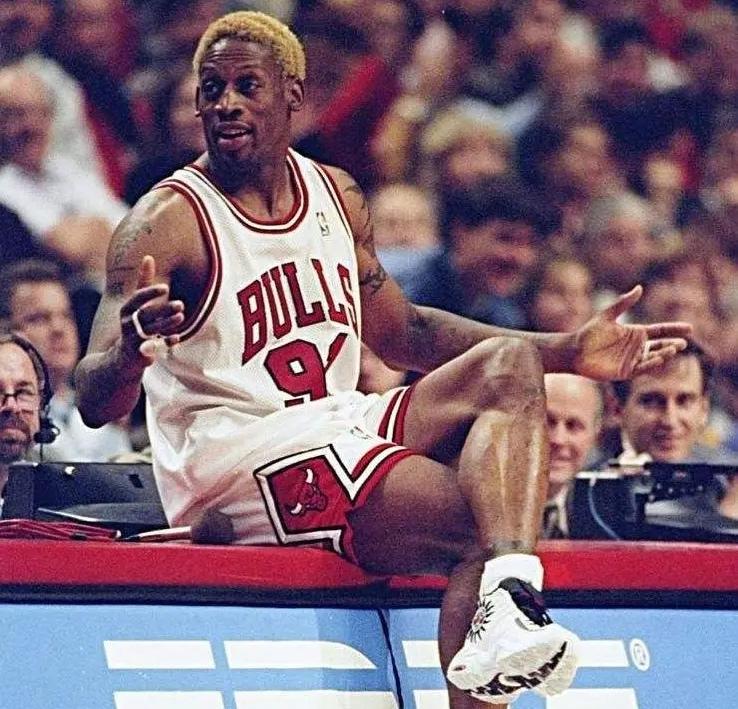 罗斯球衣退役，最生气的一定是罗德曼，肺都要气炸了：凭什么罗斯可以，我不行。罗斯