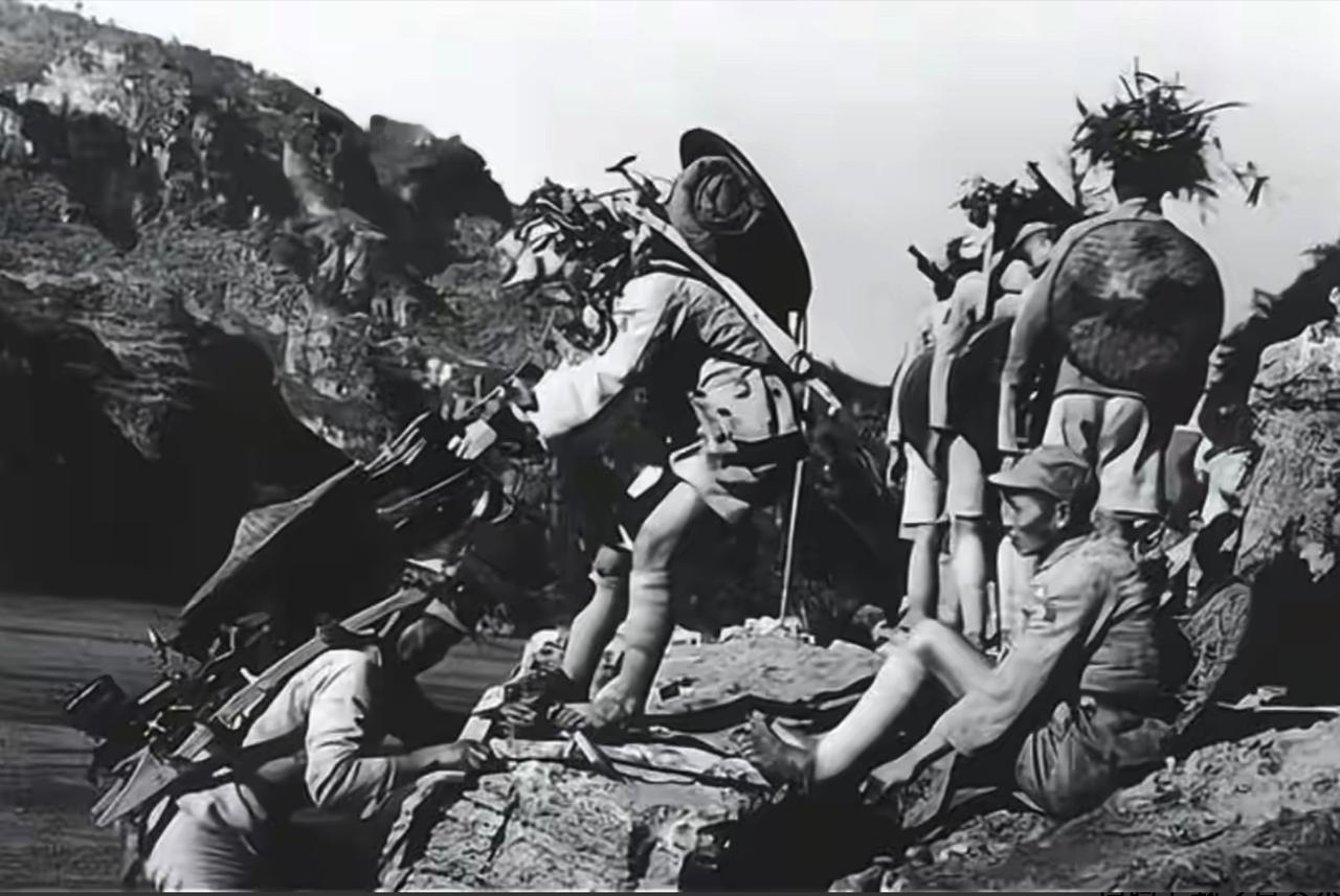 1938年，陕军伏击日军卡车。战士们爬上车厢，顿时傻眼。一人忍不住大喊：“羊肉，