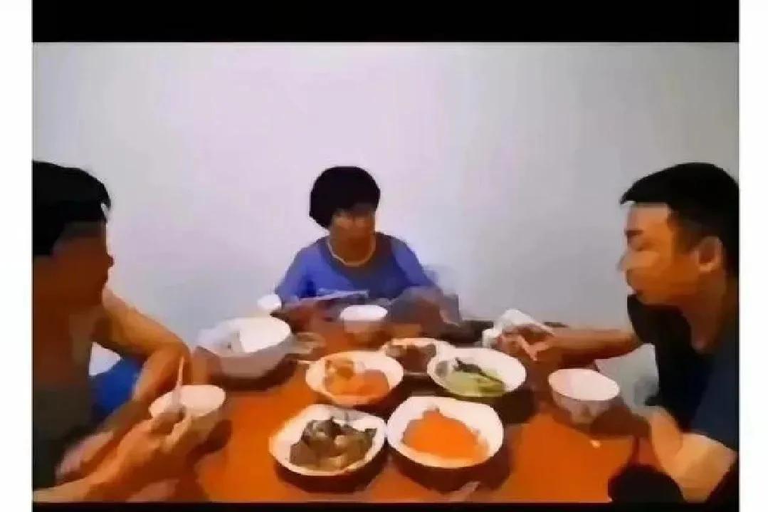 郭希宽杜新枝以前跟姚策同一张饭桌吃饭的样子，真的让人觉得郭希宽杜新枝是愿意为了姚