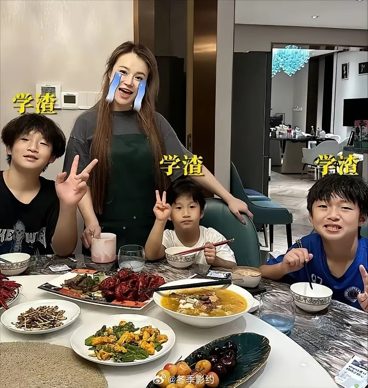 孩子还那么小，冉莹颖在视频上说：“万万没想到，我一个北大硕士，生了三个学渣。”说