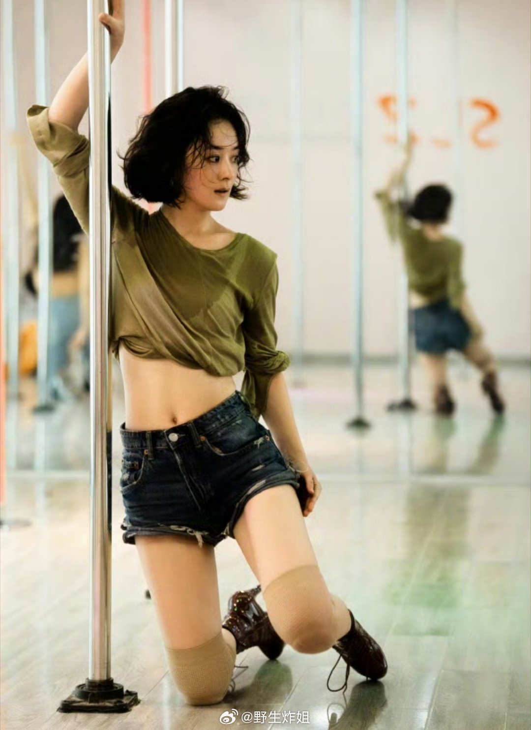 赵丽颖工作室发了赵丽颖跳钢管舞的照片爱好广泛啊