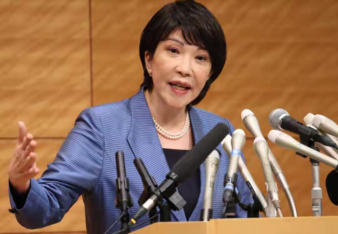 我承认自己天真了，真的！因为高市早苗在APEC会议期间，曾表态“在台湾问题上，日