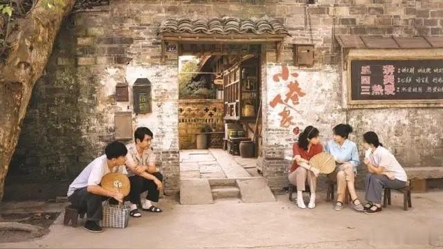 中午在食堂吃饭，同事带了小孩来上班的，热好饭菜叫她儿子先端过去，同事自己洗筷子。