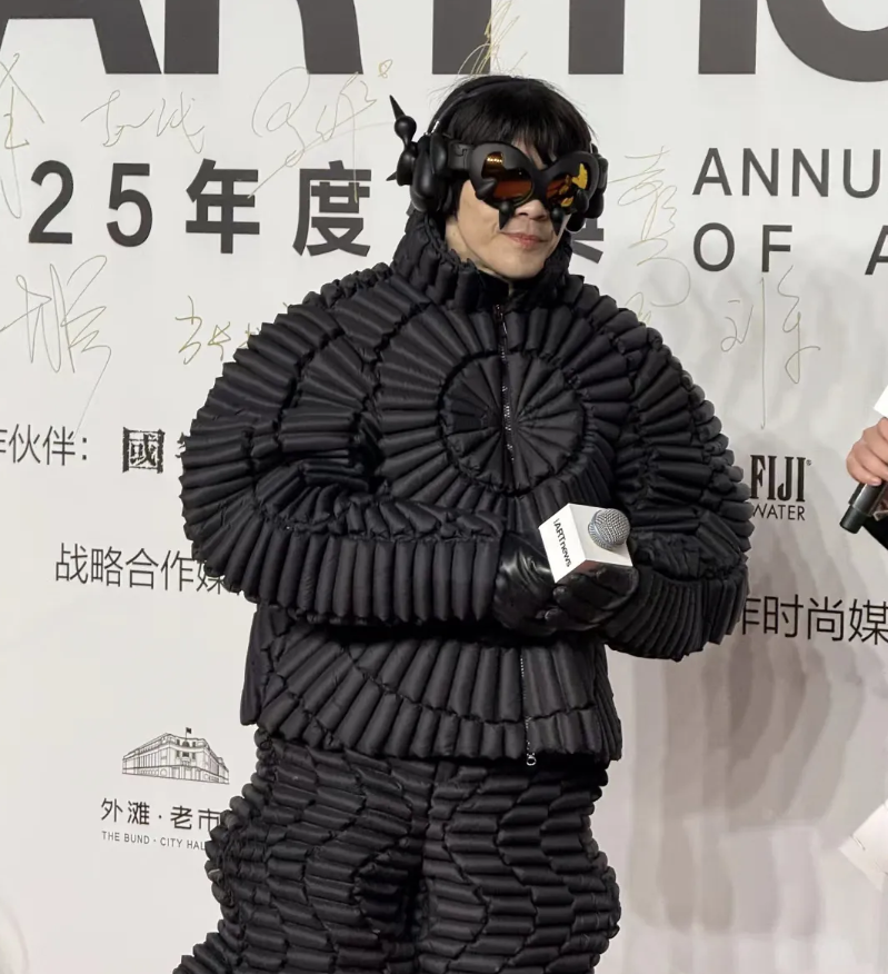 向佐在上海参加活动，这个造型好雷人，哗众取宠，真的太疯了！他现在纯粹就是一个博眼