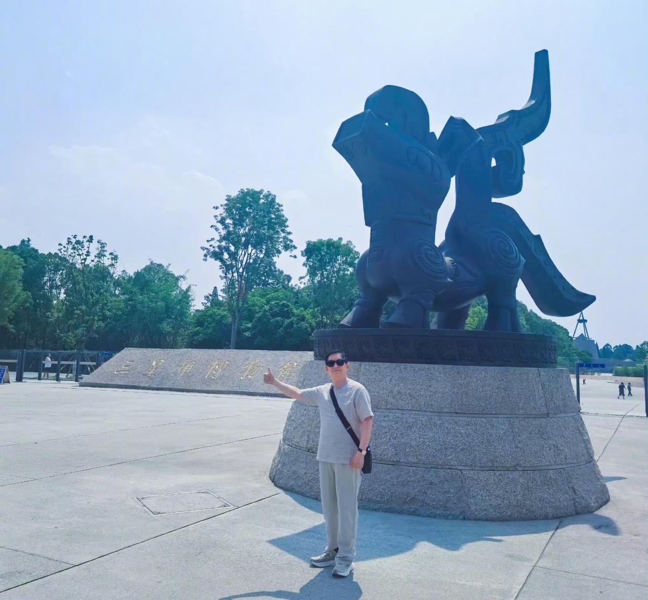 谢娜父亲节带父亲去了最想去的三星堆博物馆，实现了爸爸的心愿！6月15日，父亲节