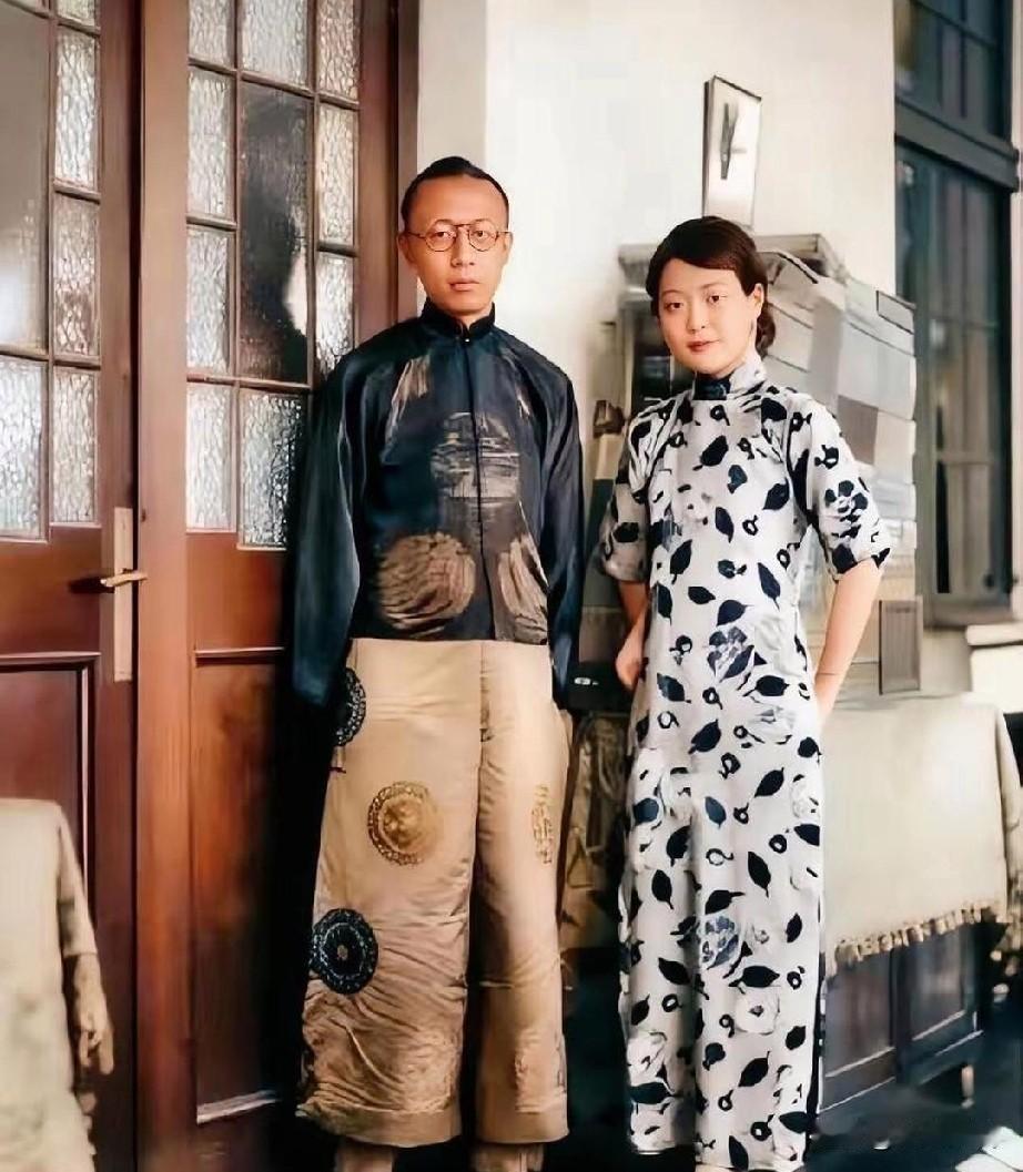 这张照片拍摄于1929年天津张园，是清逊帝溥仪与末代皇后郭布罗·婉容的室内合影。
