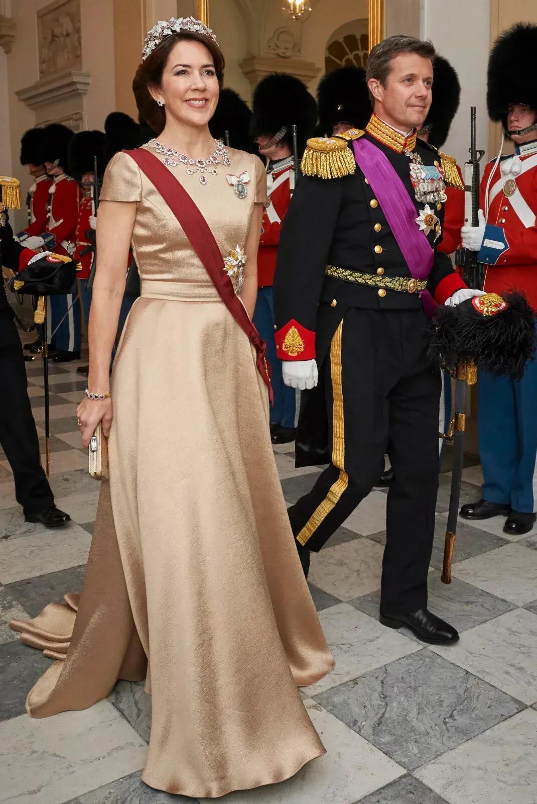 来聊聊丹麦王后玛丽在新年接待会上穿的金色缎面礼服关注贵圈久了的童鞋对它肯定不