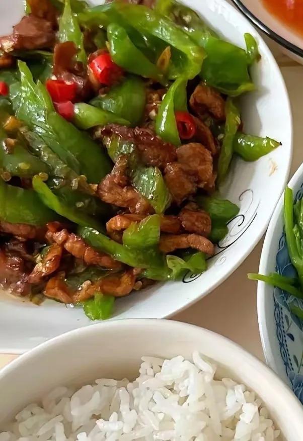 婆婆的一个侄女，她每次来家里，都两手空空，来了就陪着婆婆聊天，婆婆做饭她就跟着婆