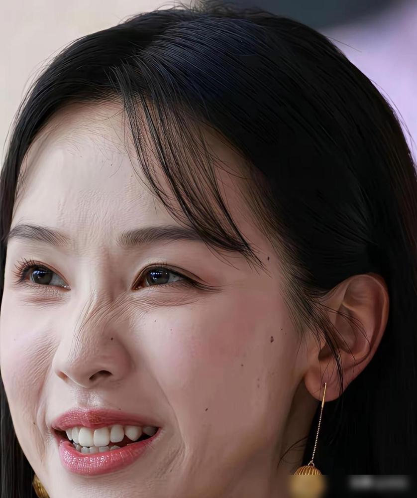 32岁的陈都灵，终于藏不住骨相的bug了。都说她面部纹路越来越明显，脸上的