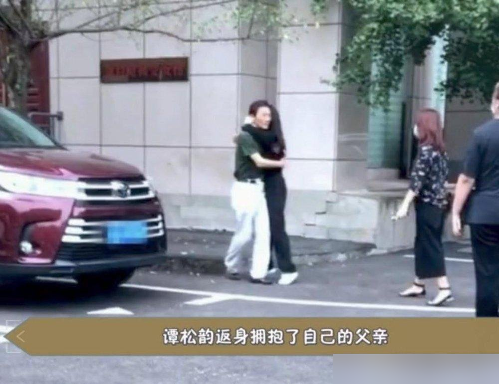 刘学义和谭松韵拍吻戏，全靠导演一句够用就行撑着。俩人私下是互怼拆台的铁哥们，熟到一对视就笑场，后来干