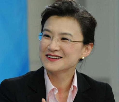 真的替董卿惋惜！曾经的央视一姐，站在舞台上从容优雅、腹有诗书，是多少人心中的国民