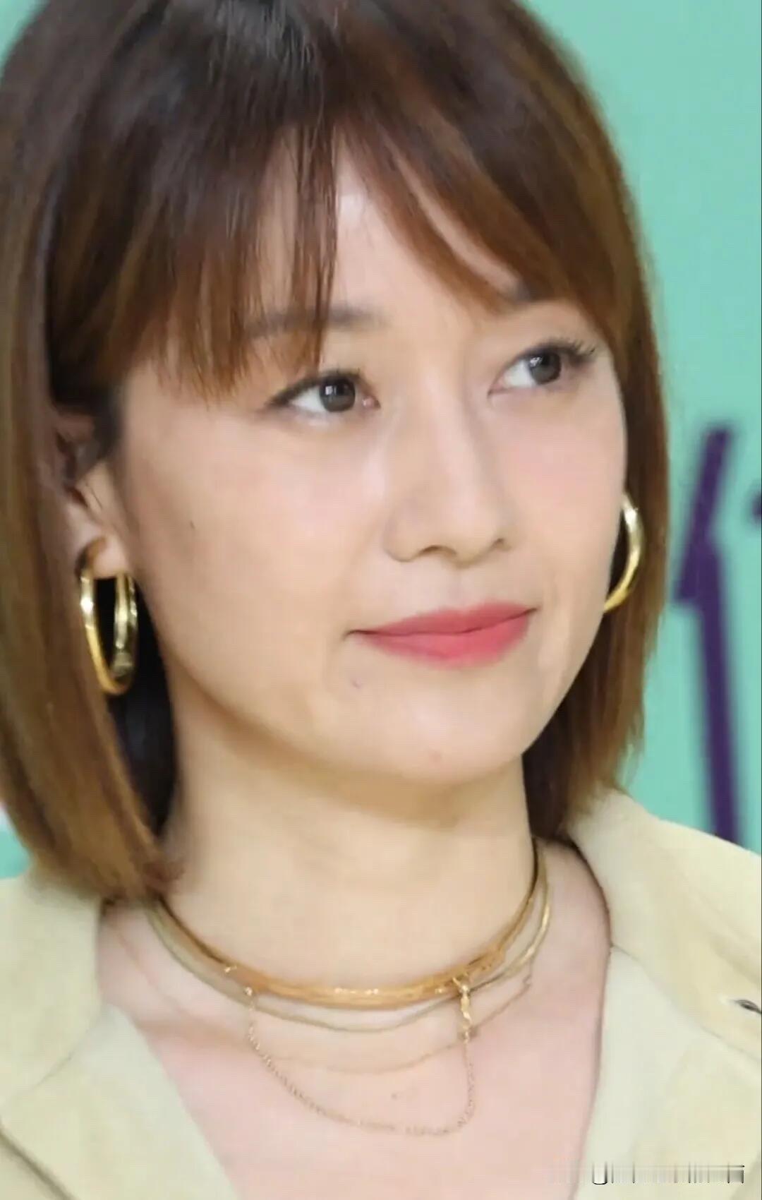 离开了美颜和滤镜，明星真实的颜值其实也比较一般，远没有电视上看到的漂亮，大妈感即