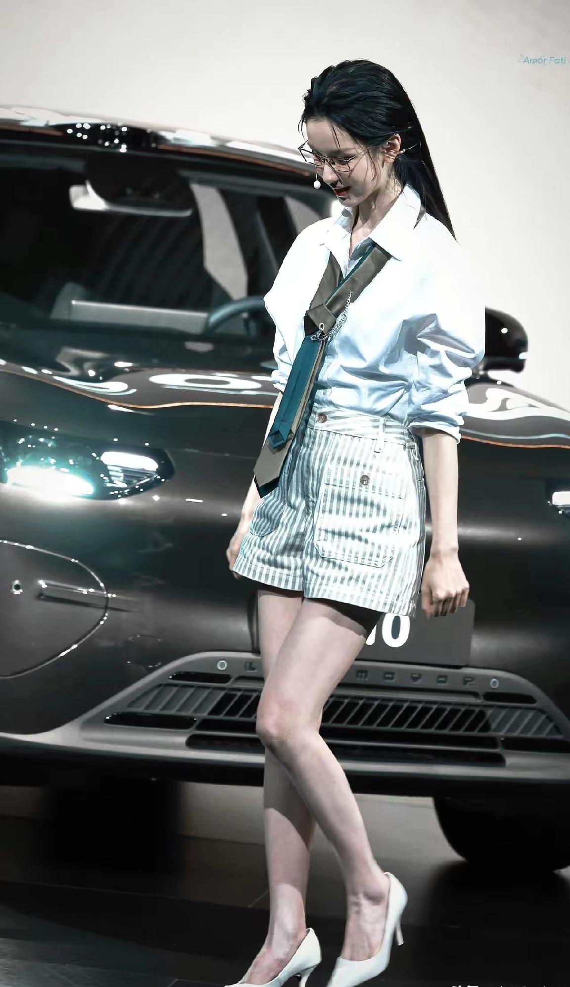 时尚穿搭指南：陈都灵作为车模现身新车发布会，白衬衫+格子短裙，搭配高跟鞋，尽显优