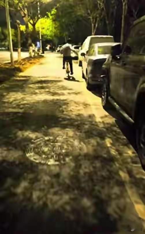 西安一男子深夜街头恶意损毁车辆骑行一公里连毁多辆车4月17日晚11时许