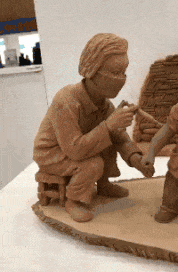 搞笑GIF: 老板有人来砸场子了, 是个女的, 砸完场子甚至还卖萌
