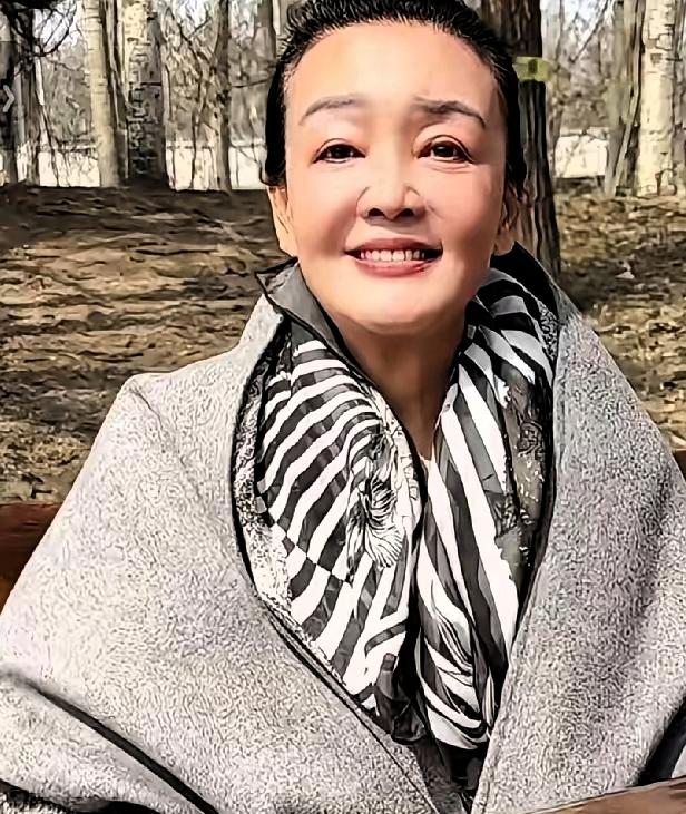 张兰的形象变了，重心也转了，她选择自己的人生路张兰说了，不再管儿子事，亲家事也