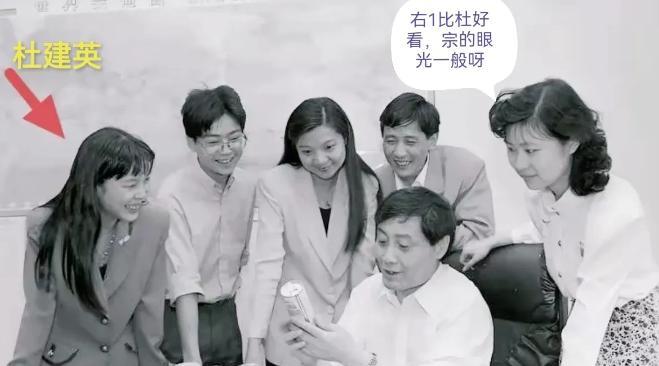 九十年代的老底片不会说谎这张泛黄的老照片确实藏着许多故事。六个人围着宗老板看