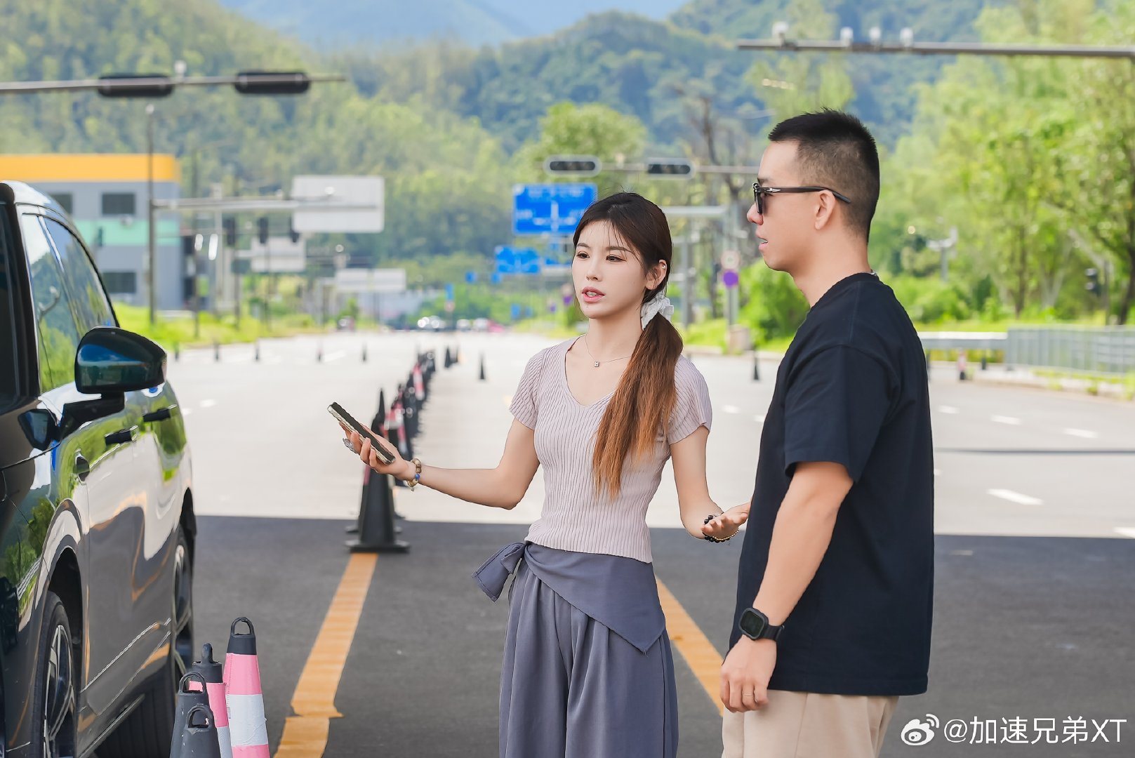 也是和大网红有工作照了，第二张不知道小师妹在讲啥，感觉我愣住了。[doge]#小鹏G9L太好开了#​