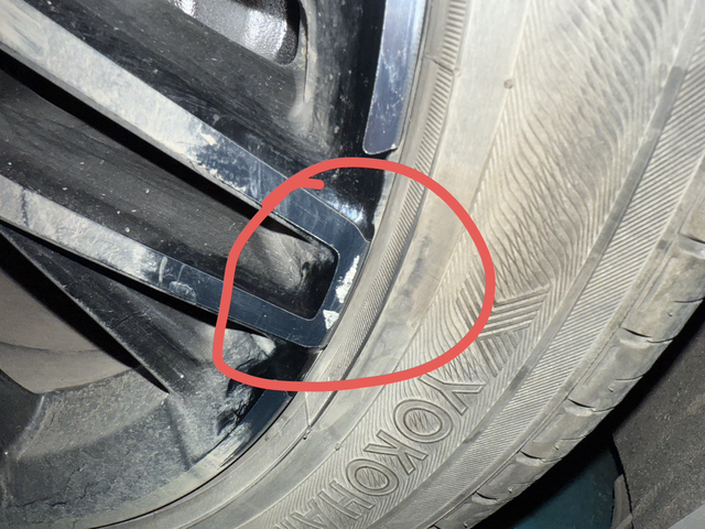 刮马路牙子上了，这种需要修复吗，会生锈腐蚀不？