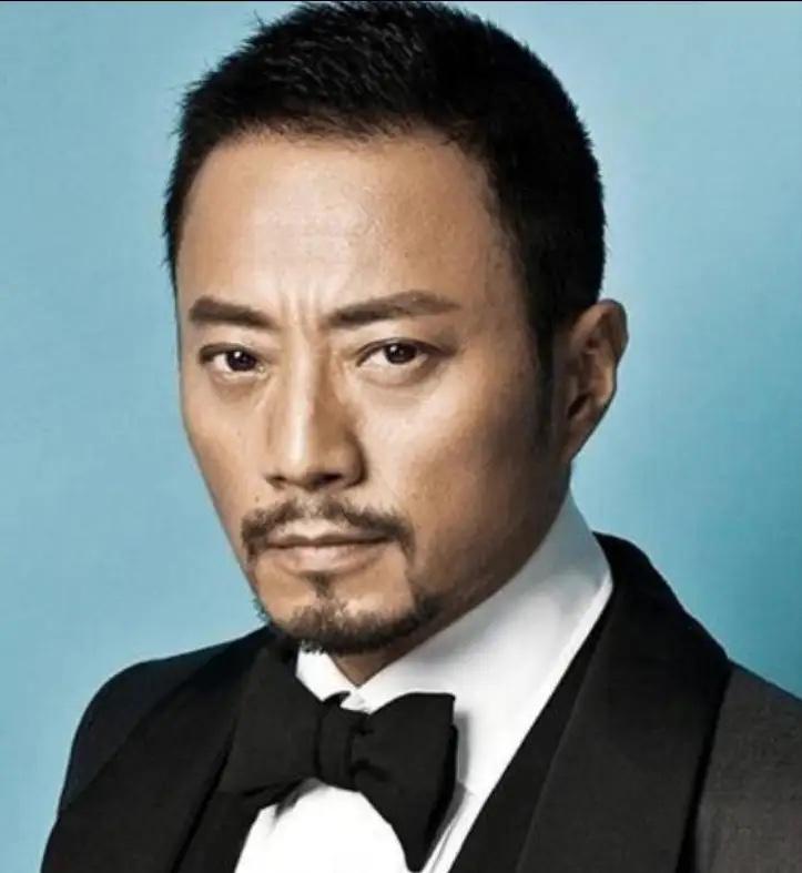 2001年，张涵予20万买了一张罗汉床，好友马未都来家里赏玩，没想到他一看见这床