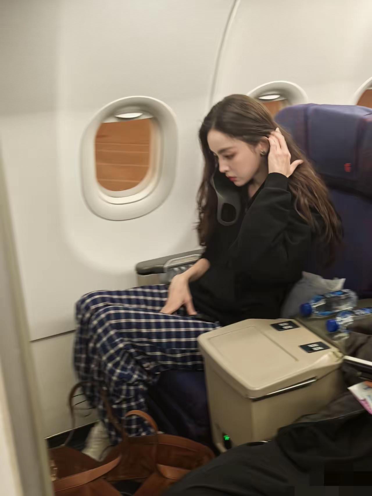 坐飞机遇到一个神！美神，女神，简称美女之神！深深地被这个女神的美丽震慑到了，震的