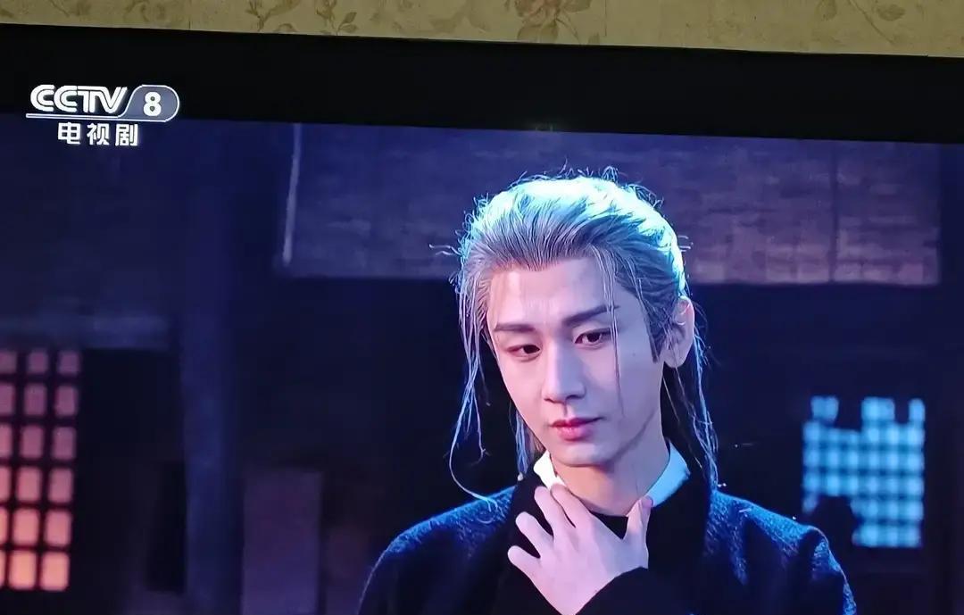 别再吹仙侠剧的白发了，剧组仓库正在成吨处理发套。2023年古装剧白发造型暴增3