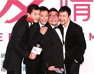 李亚鹏四人共叼一枝玫瑰花，那花在他们牙齿间平衡下好鲜艳。人与人之间难免会合作，合