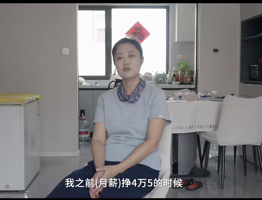 天津这个女子，曾经是拿着4.5万高薪的地产精英，而今摇身一变成了地铁站附近的烤红