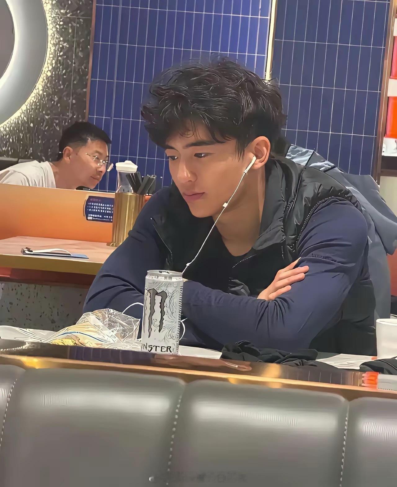 确实有爷爷谢贤和爸爸谢霆锋的范儿。果然是个大帅哥呀！