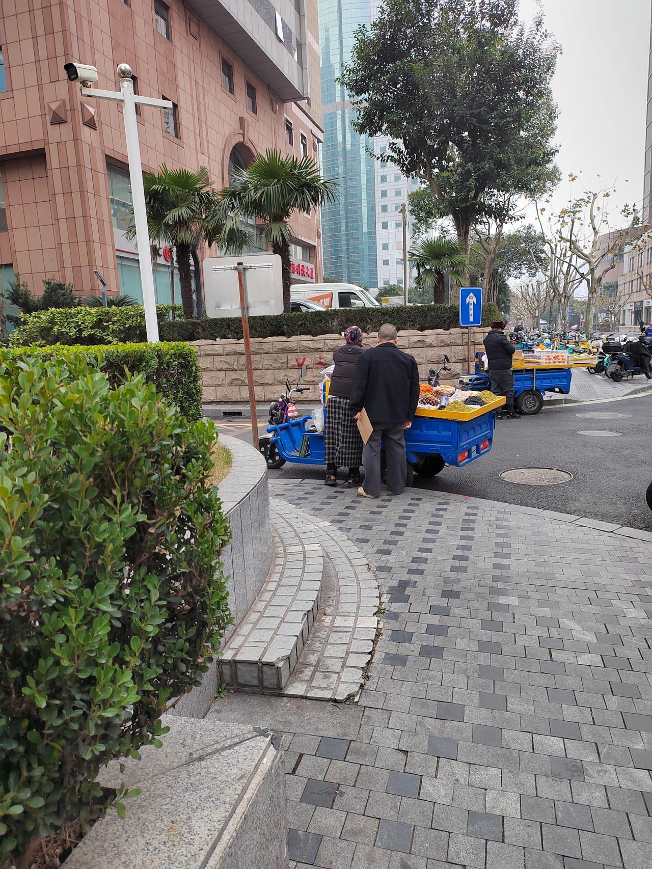 那个不再联系我的房产中介，因为买房破产了。五年前我家通过一个叫小高的房产中介买了