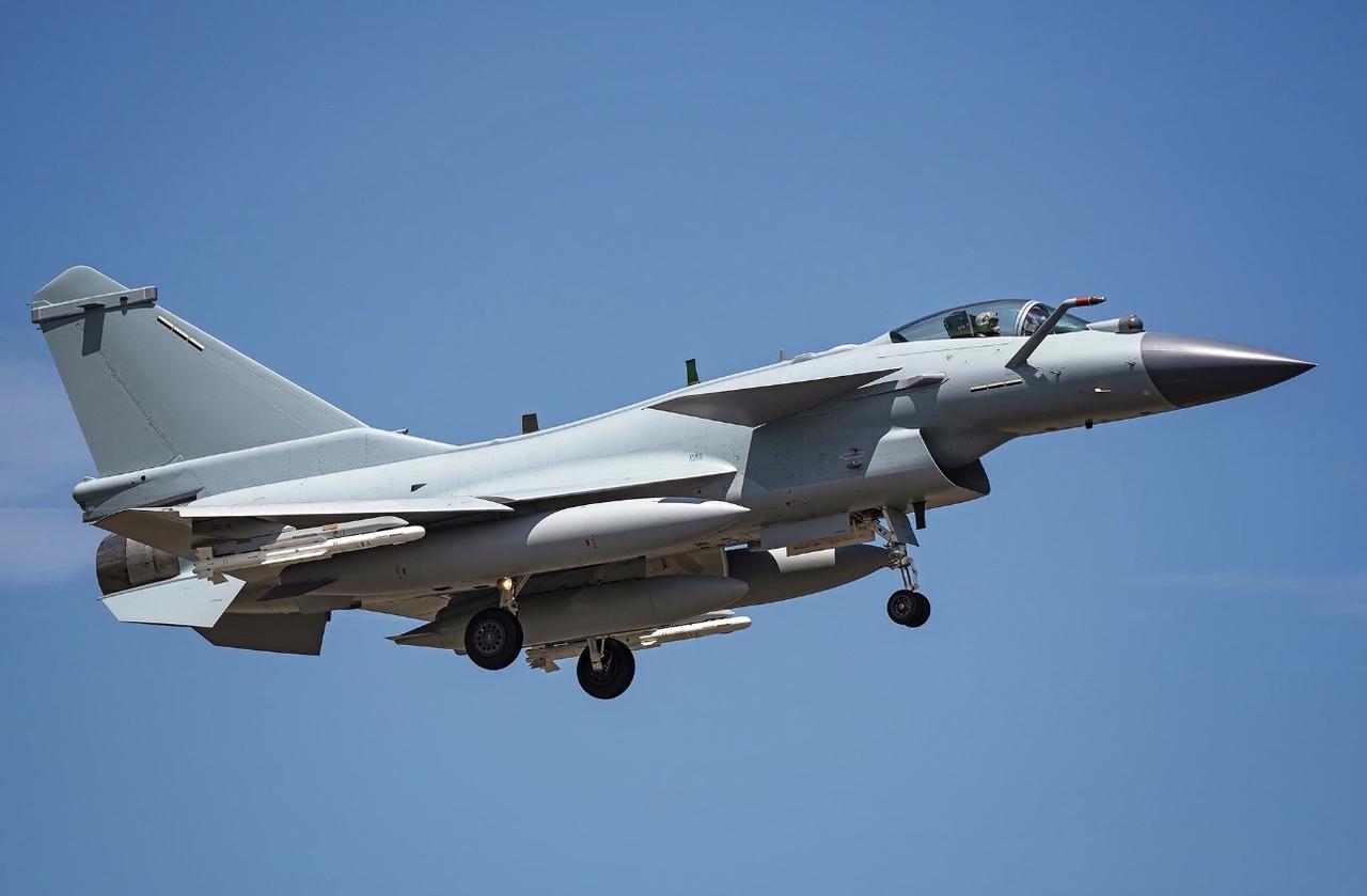 德黑兰的天空出现了多架歼-10C战斗机，让伊朗民众惊讶不已。但这些战机不是伊朗的