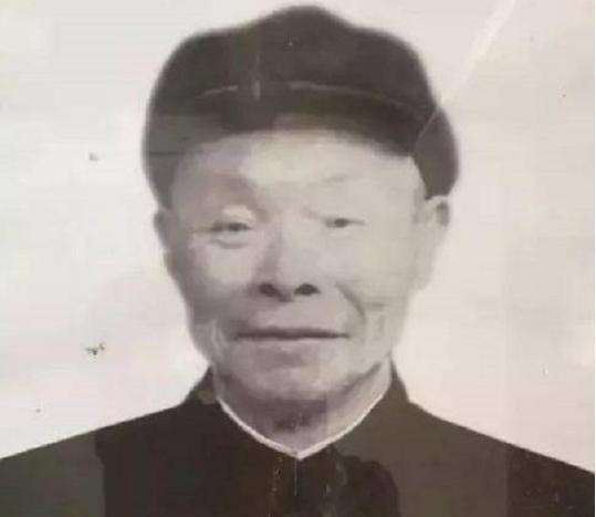 1947年，毛主席与任弼时发生争论，没有人敢上前劝阻。这时站在窑洞外的一名炊事员