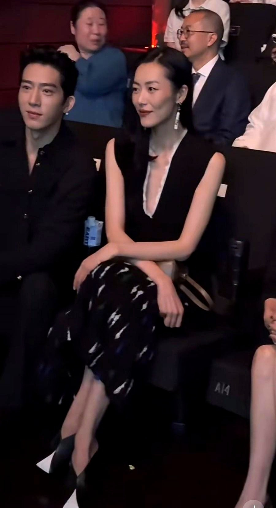 大一岁也是姐弟恋，刘雯和井柏然9月24号在上海同框看香奈儿大秀，直接把这种氛围感拉满了井柏然那天一身