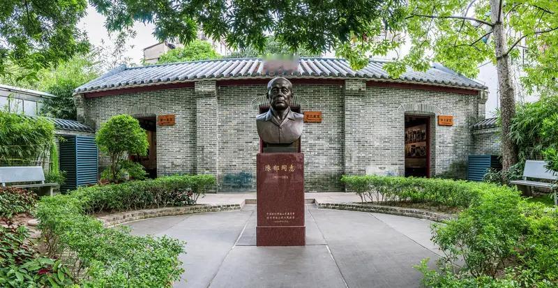 香港的邓兆尊堪称“废柴富二代”界的传奇。1997年，粤剧泰斗邓永祥离世，留下4.