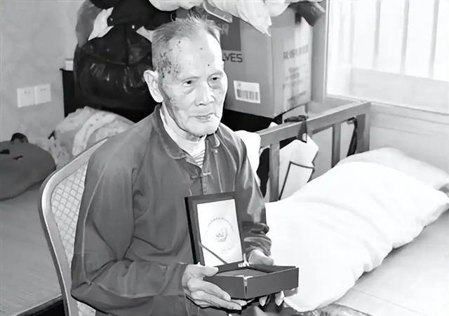 抗战中，少尉排长林孝祥正在长江中布雷，深夜江水发光，他正防备日伪军出现，突然左臂