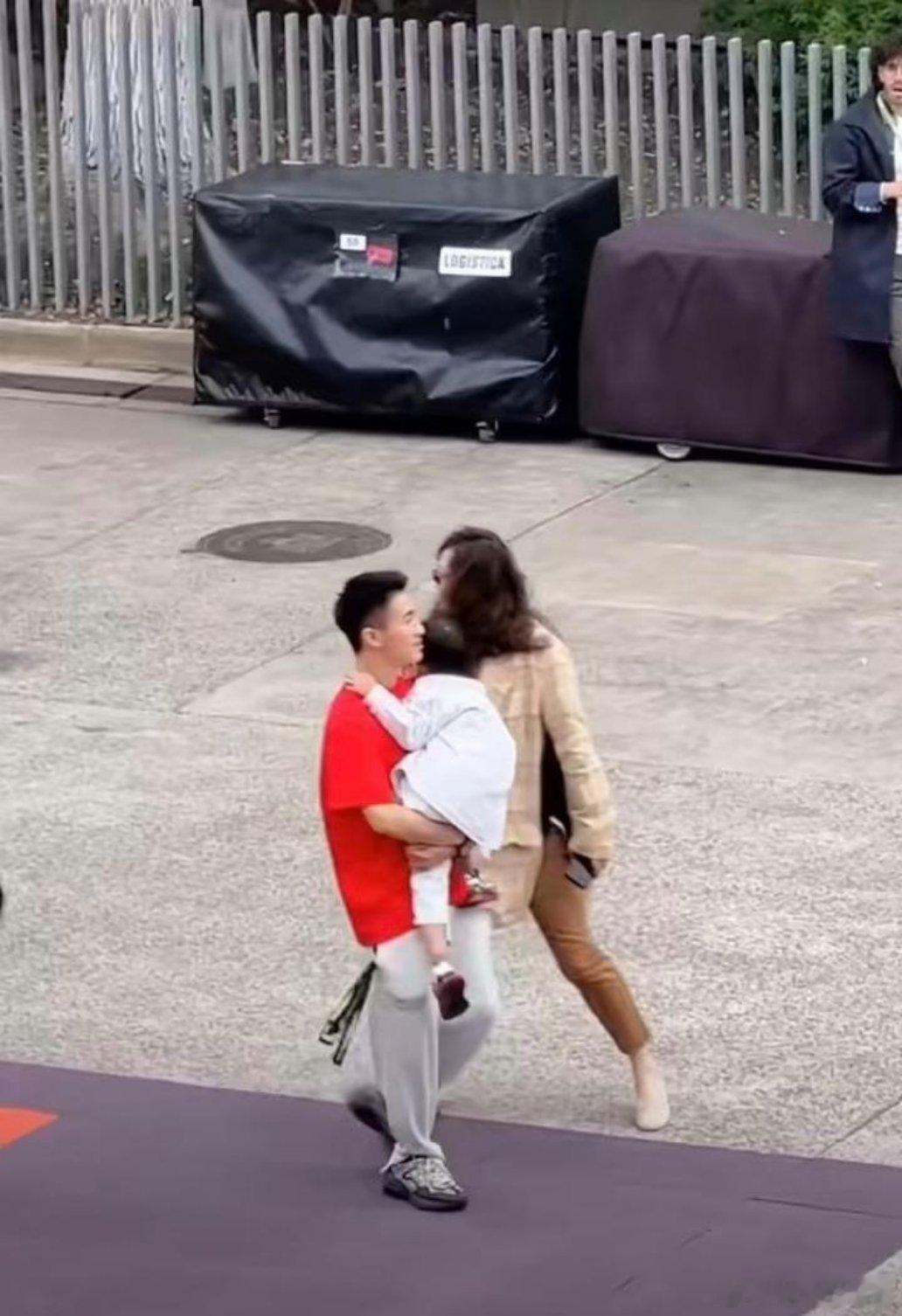 何猷君抱着自己的儿子，他儿子这身高很出众，完美遗传了奚梦瑶的身高。