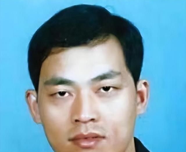 1997年8月15日，37名公安、武警秘密潜入了龙合村，准备逮捕“神枪手”悍匪