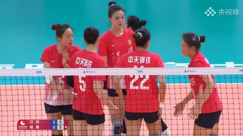 8月11日，在女排全锦赛小组赛第一场比赛中，由张常宁率领的江苏女排以29：27、