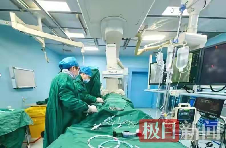 10月27日，一场与死神的“竞速赛”在湖北省第三人民医院阳逻院区上演。一男子在武