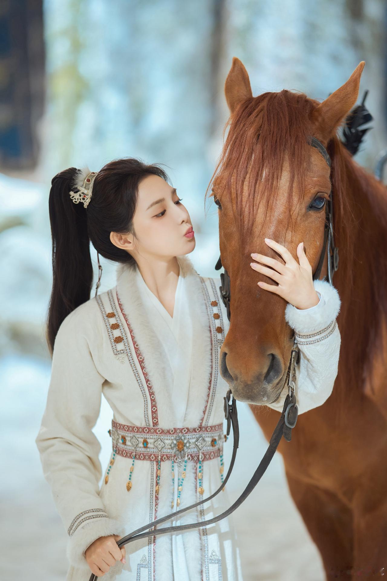 《凤凰台上》虽然播出数据不尽人意，但还轮不到原作者出来对主演说三道四博热度吧⁉️